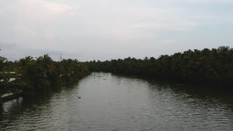 Wunderschöne-Luftaufnahme-Eines-Backwater-Kanals,-Sonnenuntergang,-Kokospalmen