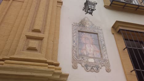 Pan-Circular-A-La-Izquierda-De-La-Pintura-De-Cerámica-De-La-Virgen-María-En-El-Exterior-De-La-Iglesia