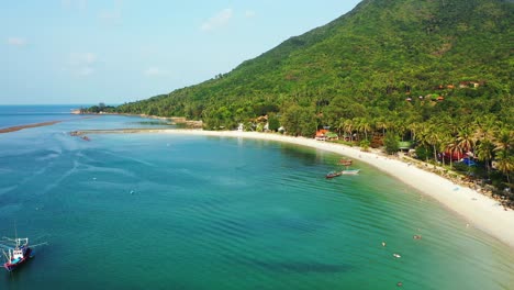 Chaloklum-Bay,-Koh-Phangan,-Thailand,-Peaceful-lagoon-with-boats,-sandy-beach-and-palm-forest