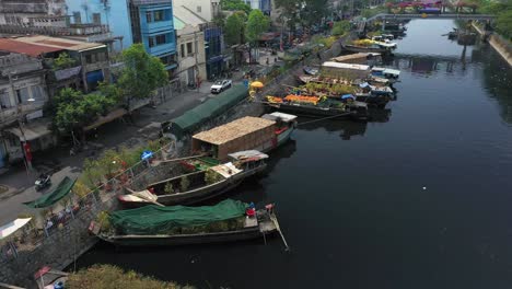 Luftaufnahme-Des-Schwimmenden-Blumenmarktes-Und-Des-Flussufers-Mit-Straße-In-Saigon-Oder-Ho-Chi-Minh-Stadt-In-Vietnam