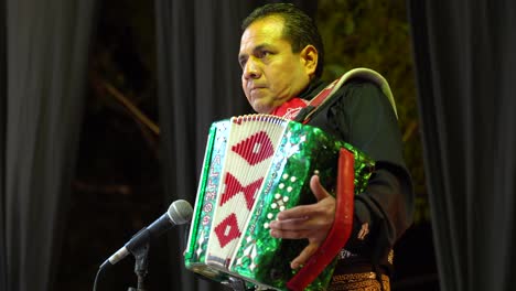 Primer-Plano-De-Un-Acordeonista-De-La-Banda-De-Mariachis-En-El-Escenario-En-Mérida,-México