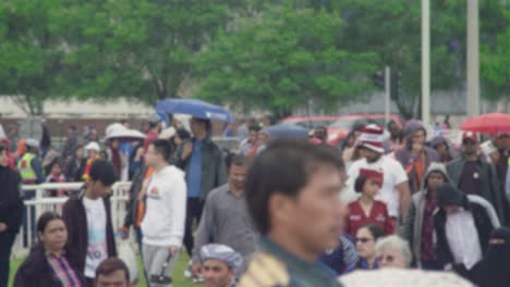 Manadas-De-Gente-Multirracial-Caminando-En-Qatar