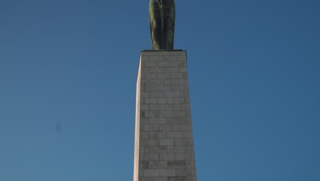 La-Hermosa-Estatua-De-La-Libertad-En-La-Ciudadela-De-Budapest---Inclínate-Hacia-Arriba