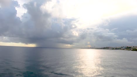 Eine-Langsame-Und-Gleichmäßige-Zeitrafferaufnahme,-Während-Wir-An-Der-Festung-Castillo-San-Felipe-Del-Morro-Im-Alten-San-Juan-Vorbeigleiten