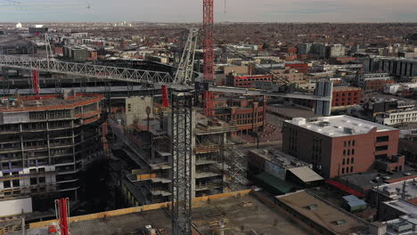 Imágenes-Aéreas-De-Drones-De-Grúas-De-Construcción-Y-Campo-De-Coors-En-El-Centro-De-Denver,-Colorado