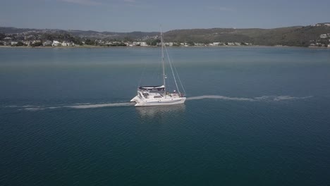 Freunde-Fahren-Auf-Einem-Katamaran-Segelboot-Langsam-über-Die-Lagune-Hinaus-Aufs-Meer