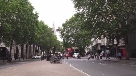 Alltag-In-London,-Straße-Mit-Wenigen-Autos,-Roten-Doppeldeckerbussen-Und-Wenigen-Menschen,-Gutes-Wetter