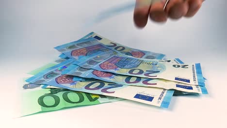 Männliche-Hand-Zählt-Immer-Noch-Euro-Banknoten-Isoliert-Auf-Weißem-Hintergrund