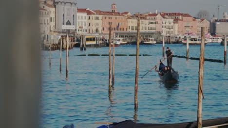 Das-Paar-Fährt-In-Einer-Gondel-In-Venedig,-Italien