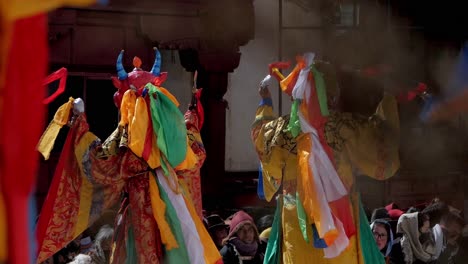 Alter-Ethnischer-Buddhistischer-Mönch,-Bunter-Tibetischer-Cham-Tanz,-Traditionelle-Kostümzeremonie