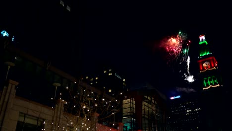 Menschenmenge-Beobachtet-Silvesterfeuerwerk-In-Der-Innenstadt-Von-Denver