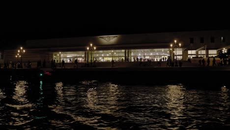 Vista-Nocturna-De-La-Fachada-De-La-Estación-De-Tren-Venezia-Santa-Lucia-Desde-El-Paseo-En-Barco-Por-El-Gran-Canal