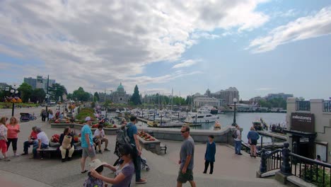 Blick-Auf-öffentliche-Spaziergänge-In-Der-Nähe-Des-Tourismus-Victoria-Besucherzentrums,-Kanada