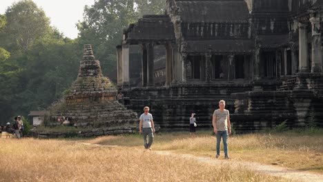 Touristen,-Die-An-Einem-Tempel-In-Angkor-Wat-Vorbeigehen