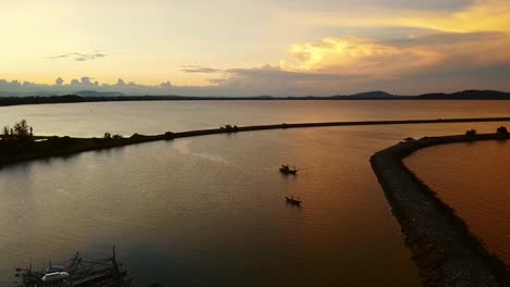 Luftaufnahme-Der-Landschaft-Mit-Fischerbooten-Im-Meer-An-Einem-Sonnenuntergangstag