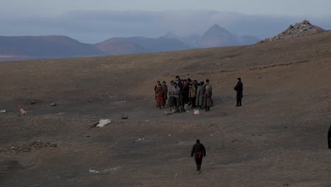Hombres-Reunidos-Para-Preparar-El-Entierro-Sagrado-Del-Cielo-Religioso-Tibetano-En-Un-árido-Paisaje-Desértico-De-Montaña