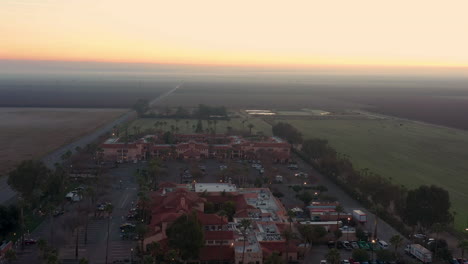 Flug-über-Harris-Ranch-In-Kalifornien-Mit-Den-Wunderschönen-Farben-Des-Sonnenaufgangs-Am-Horizont