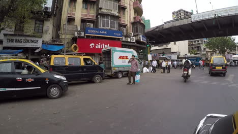 Conduciendo-A-Través-De-La-Concurrida-Zona-Comercial-De-Mumbai