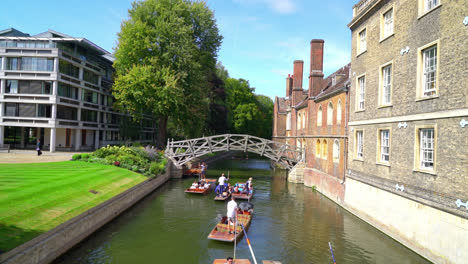Cambridge-England,-circa-:-people-punting-on-the-River-Cam-with-Mathematical-bridge-in-Cambridge,-UK