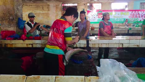 Pescadero-Abre-Un-Pescado-En-Un-Mercado-Tradicional-De-Pescado-Insalubre