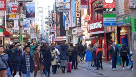 Shibuya-Einkaufsstraße,-Tokio,-Japan:-Tagesvideo-In-Der-Shibuya-Einkaufsstraße-Mit-Vielen-Menschen