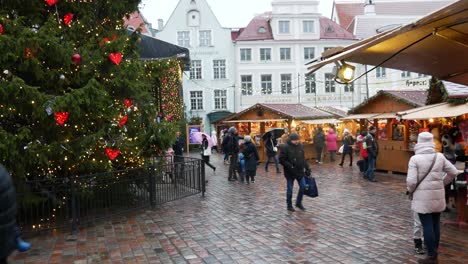 Mercado-De-Navidad-De-La-Calle-Tradicional-De-Tallin-En-Un-Día-Nevado