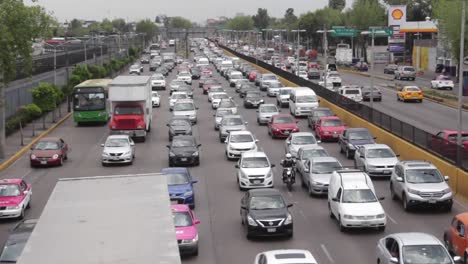 Fünfspurige-Autos-Zur-Hauptverkehrszeit-In-Mexiko-Stadt