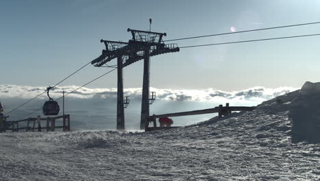 An-Klaren-Tagen-Kommen-Skifahrer-An-Der-Seilbahn-Skalnate-Pleso-Vorbei