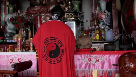 Eine-Taoistische-Mönchin-In-Weibaoshan,-China,-Bereitet-Den-Altar-Für-Den-Gottesdienst-Vor-–-Totale