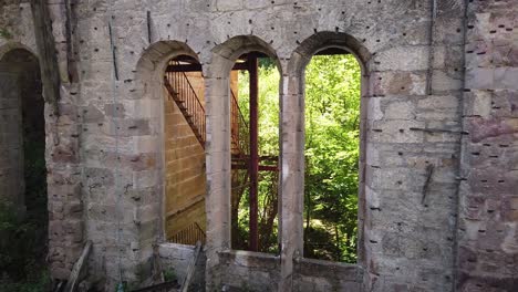 Die-Großen-Verfallenen-Fenster-Im-Inneren-Von-Lennox-Castle,-Einer-Alten-Nervenheilanstalt