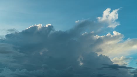 Nubes-Grises-Esponjosas-Que-Se-Elevan-Alto-Bajo-El-Cielo-Azul-En-Un-Día-Soleado---Hermoso-Paisaje---Timelapse
