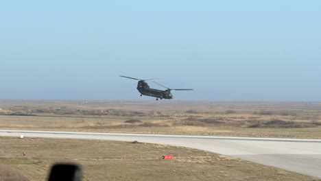 Chinook-Hubschrauber-Fliegt-An-Einem-Sonnigen-Tag-Am-Flughafen