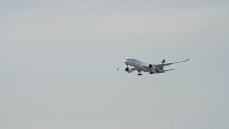 Thai-Airways-Airbus-A350-941-Hs-thb-Acercándose-Antes-De-Aterrizar-En-El-Aeropuerto-De-Suvarnabhumi-En-Bangkok-En-Tailandia