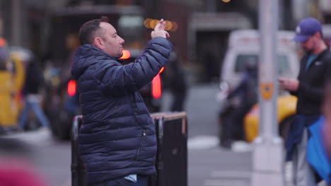 Ein-Tourist,-Der-Mit-Seinem-Smartphone-Ein-Foto-Auf-Dem-Times-Square-In-New-York-City-Macht