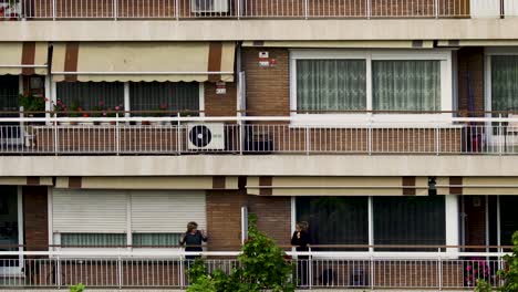 Nachbarn-Unterhalten-Sich-Während-Einer-Globalen-Pandemie-Auf-Ihrem-Balkon