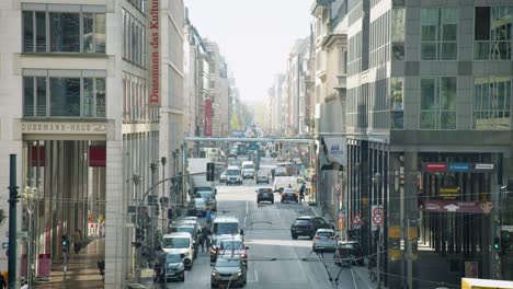 Verkehrslandschaft-In-Der-Berliner-Innenstadt-Mit-Autos-Auf-Der-Straße-Während-Der-Hauptverkehrszeit