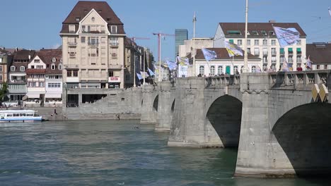 Mittelrheinbrücke-Und-Gebäude-Am-Wasser-Von-Basel,-Schweiz