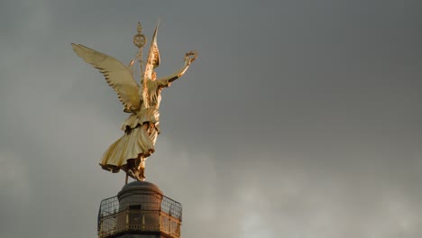 Hermoso-Color-Dorado-De-La-Columna-De-La-Victoria-De-Berlín-Durante-La-Tormenta