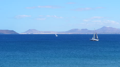 Zwei-Segelboote-Auf-Offener-See-In-Der-Nähe-Der-Kanarischen-Inseln