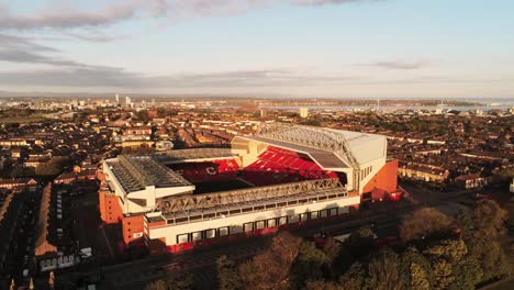 Kultiges-Anfield-Liverpool-Fußballclub-Stadion-Bei-Sonnenaufgang,-Langsam-Ansteigende,-Nach-Unten-Geneigte-Luftaufnahme