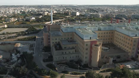 Tiro-Lento-Deslizante-Sobre-El-Hospital-Mater-Dei,-Malta
