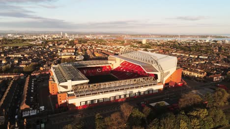 Kultiges-Anfield-Liverpool-Fußballstadion-Bei-Sonnenaufgang,-Langsame-Umlaufbahn-Aus-Der-Luft,-Rechte-Ansicht