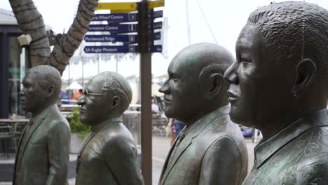 Esculturas-De-Los-Ganadores-Del-Premio-Nobel-De-La-Paz-Con-Nelson-Mandela-En-La-Zona-Ribereña,-Ciudad-Del-Cabo