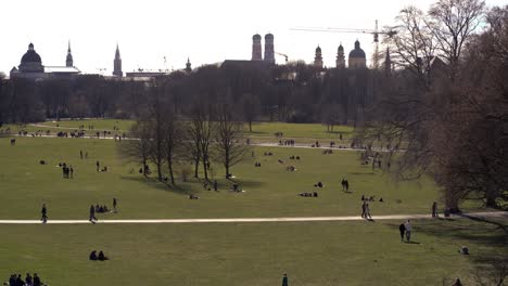 Happy-people-enjoy-a-wonderful-sunny-day-in-winter-in-the-English-garden-,-the-green-lung-of-Munich,-Bavaria