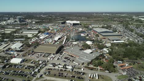 Vista-Aérea-De-La-Feria-Estatal-De-Florida-Con-Anfiteatro-E-I-4-En-Segundo-Plano