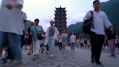 Pagoda-Alta-En-La-Entrada-De-Wulingyuan-Al-Parque-Nacional-De-Zhangjiajie-Por-La-Noche,-Provincia-De-Hunan