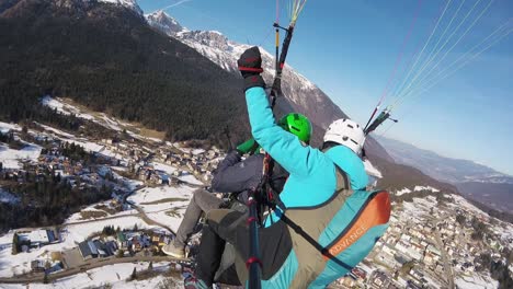 Luftaufnahme,-Tandem-Gleitschirmfliegen-über-Der-Stadt-Madonna-Di-Campiglio,-Italien