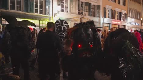 Verkleidete-Menschen-Tanzen-Während-Einer-Karnevalsveranstaltung-Als-Hässliche-Horrorfiguren-Auf-Der-Straße