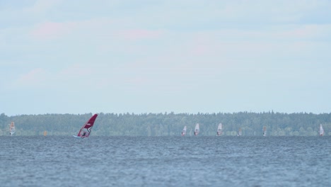 Formel-Foils-Der-Internationalen-Windsurf-Wettbewerbsklasse-Im-See-Burtnieks,-Mäßiger-Wind,-Der-über-Wasser-Fliegt