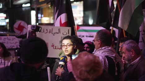 Manifestante-Libanés-Entrevistado-Por-Los-Medios-De-Comunicación-En-Las-Calles-De-Beirut